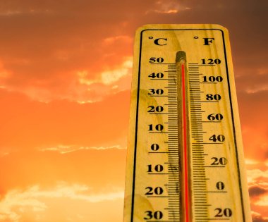 Küresel ısınma, arka planda en yüksek sıcaklığa sahip termometre, sıcak hava kavramı 