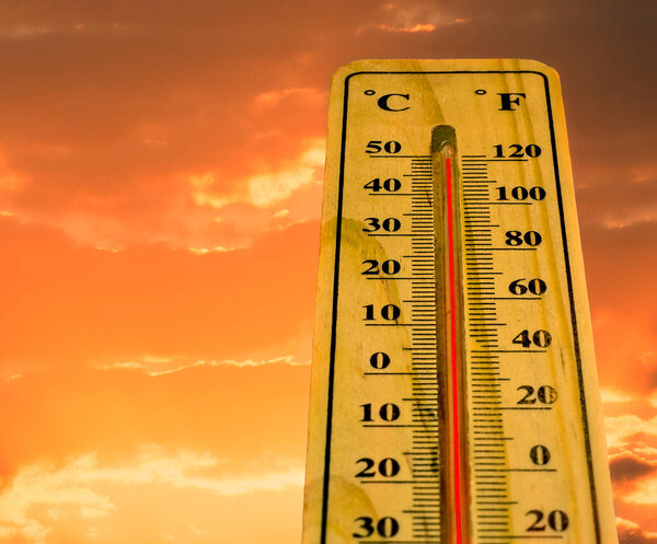 Глобальное потепление, термометр с самой высокой температурой на фоне неба, концепция жаркой погоды 