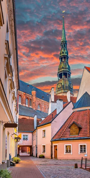 Stadt Riga Und Mittelalterlicher Hof Bei Dramatischem Sonnenuntergang — Stockfoto