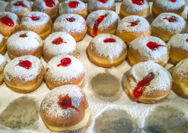 Hanuka Yahudi Tatili için sabah tatlı çörek (sufganiot) satışı, pastanede yerel bir pazar yerinde yakın çekim yapılır. Önplana odaklan 