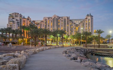 Eilat merkezi plaj üzerinde gece görünümü 
