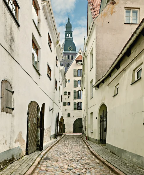 Rua medieval estreita na antiga cidade de Riga, Letónia — Fotografia de Stock