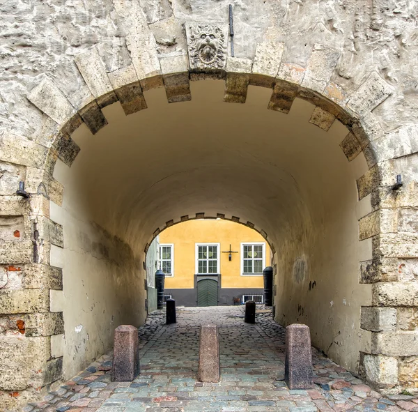Rue médiévale avec décoratifs arch, ville de Riga, Lettonie — Photo