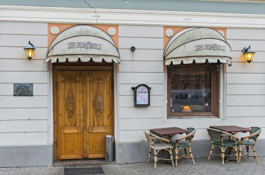 Riga, Letonya - Septemver 07, 2013: Orta caffee evlerin kare eski Riga şehir