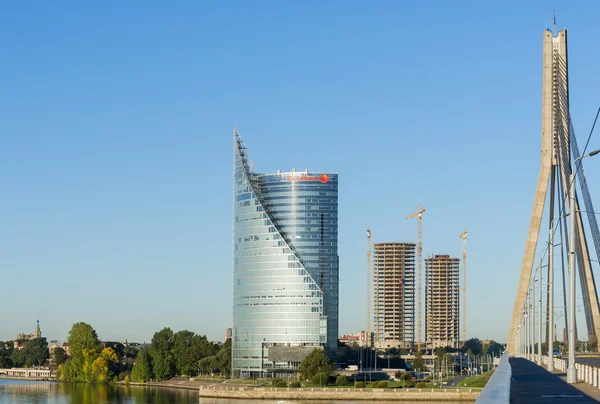 Riga, Letland - 07 September 2013: Moderne gebouwen op de linkeroever van rivier Daugava — Stockfoto