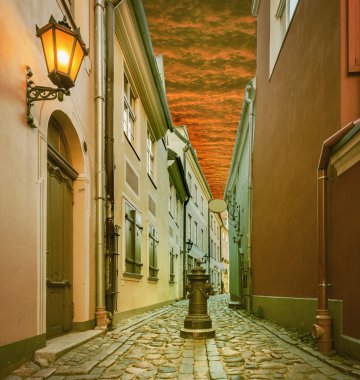 Eski Riga kentin dar Ortaçağ sokak