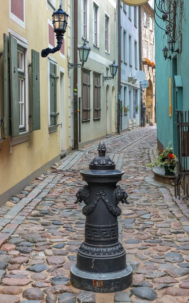 Rue médiévale étroite dans la vieille ville de Riga — Photo