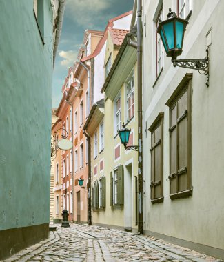 Dar Ortaçağ sokak şehirde eski Riga, Letonya