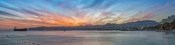 Kızıldeniz ve Eilat panoramik manzarasının gün batımında, İsrail