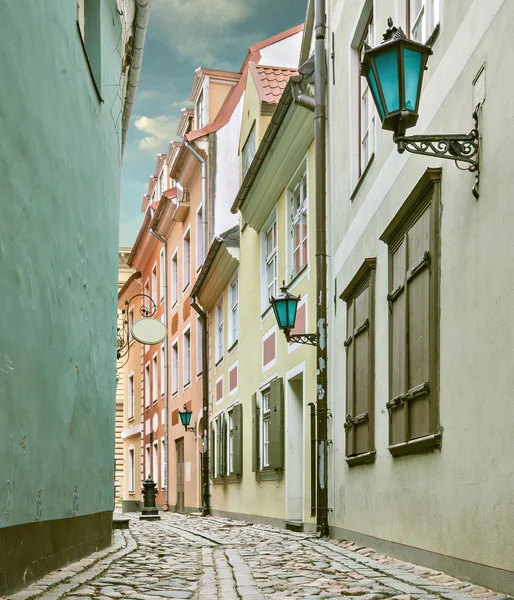 Rue médiévale étroite dans la vieille ville de Riga, Lettonie — Photo