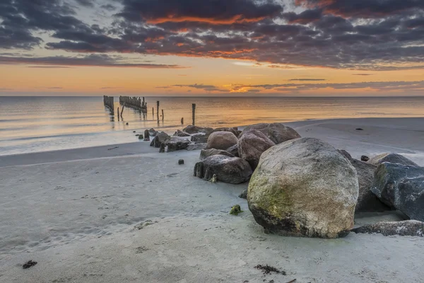 Kıyı, yatay eski balıkçılık iskele, Baltık Denizi, Europe kalır