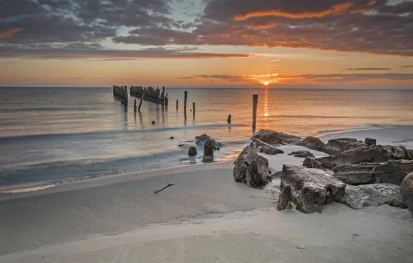 Bunte Sonnenaufgang mit alten gebrochenen marine-pier — Stockfoto