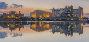 Eilat, İsrail'in Merkezi sahilde panoramik gece görünümü