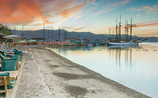 Reggeli kilátás a nyilvános beach Eilat központi marina — Stock Fotó