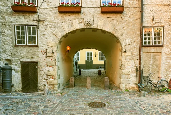 Rua medieval estreita na antiga cidade de Riga, Letónia — Fotografia de Stock