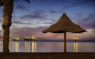 Kızıldeniz Dan Eilat merkezi plaj, gece görünümü