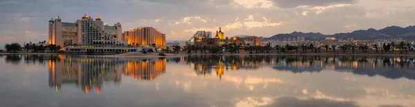 Éjszakai panorámás kilátás nyílik a Vörös-tenger, a központi strandtól, Eilat - híres üdülő- és szabadidős Izrael — Stock Fotó