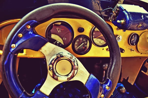 Hız göstergesi, açma/kapatma düğmelerini ile iç retro araba parçası — Stok fotoğraf
