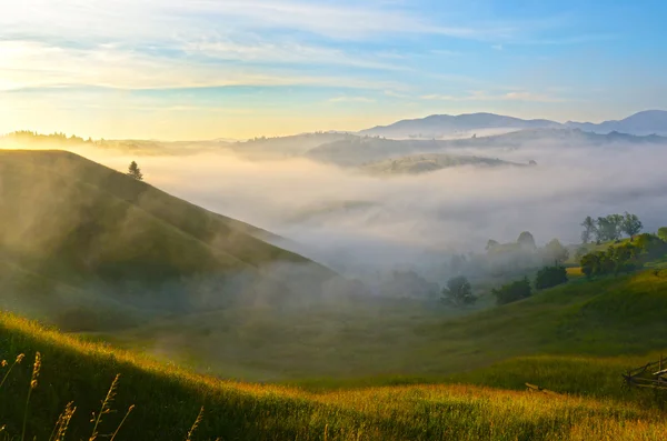 Fantástico paisaje en las montañas Cárpatos al amanecer con — Foto de Stock