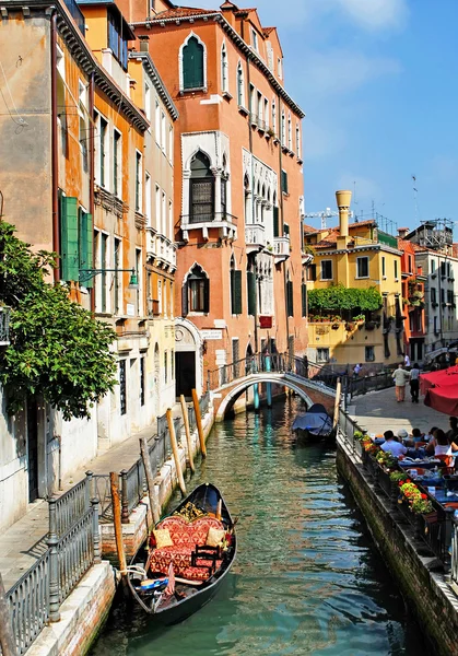 Gondola on the canal in Venice — Stock Photo, Image