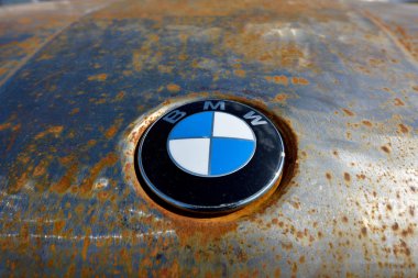 Kiev, Ukrayna - 23 Nisan 2016: Paslı hood Bmw logolu.