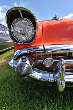 Far retro araba bulutlu gökyüzü arka plan üzerinde. Vintage. (Luxur