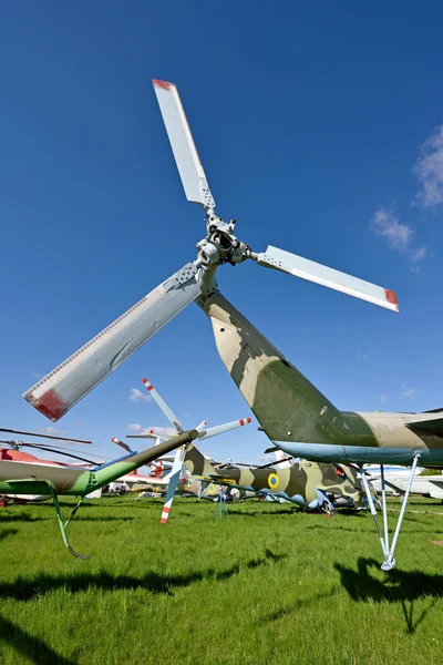 Пропелери гелікоптера проти неба — стокове фото