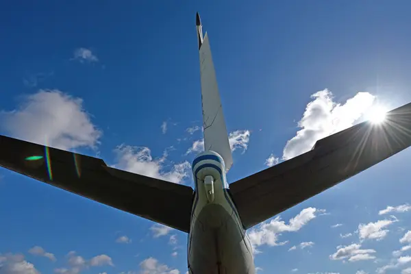 Las alas del avión contra el cielo y la luz del sol (éxito, ca — Foto de Stock