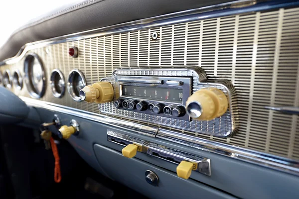 Fragment rétro voiture tableau de bord avec radio (Individualité, vintage , — Photo