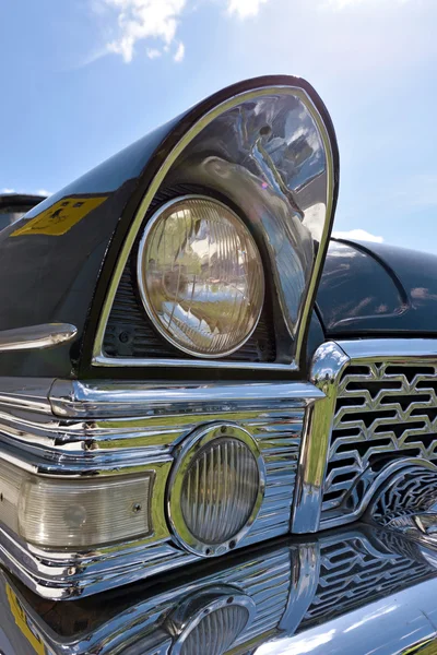 Frahemnt zwarte vintage auto met originele koplamp. (Identiteit, — Stockfoto