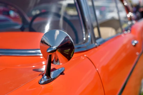 Een spiegel in een mooie originele oude auto. Retro. — Stockfoto