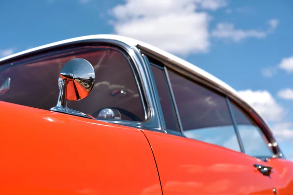 Detalj av vintage bil på en bakgrund av den molnig himmel. Retro. — Stockfoto