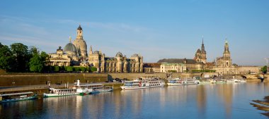 Ismarlayarak eski Dresden Elbe Nehri üzerinde. Saksonya,