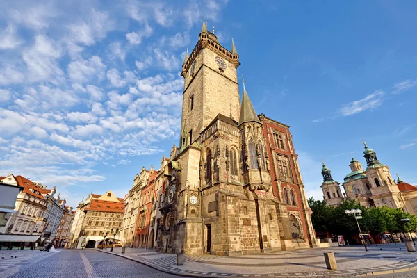 Kouzelné panoramatický pohled věží a orlojem (nebo — Stock fotografie