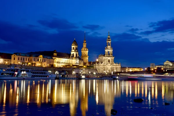 Schilderachtige nacht zicht op de oude Dresden over de rivier de Elbe. Saksen — Stockfoto