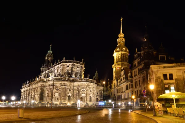 Katolska domstolen kyrkan (Katholische Hofkirche) i mitten av o — Stockfoto