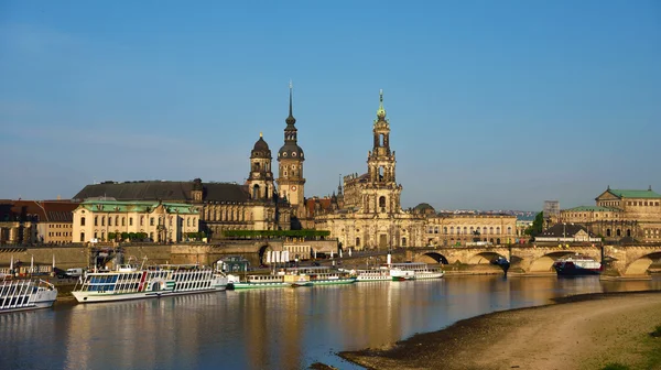 The picturesque view of old Dresden over the river Elbe. Saxony, — Stock Photo, Image
