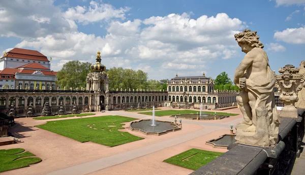 Krásný pohled na komplexu Zwinger v Drážďanech. Sasko, německy — Stock fotografie