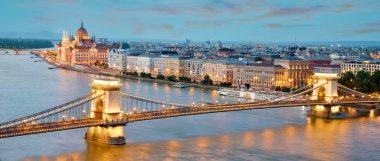 Parlamento ve köprünün diğer tarafında güzel manzara 