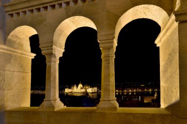 Parlamento balıkçı Bastion Budapeşte'arch ile, 