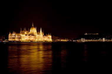 Parlamento ve köprünün diğer tarafında güzel manzara 