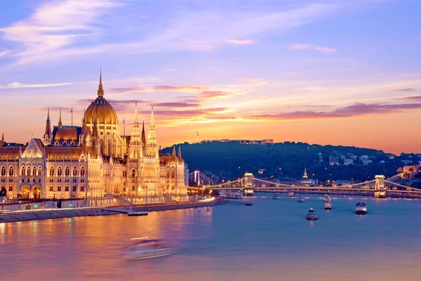 Parlamento ve köprünün diğer tarafında güzel manzara 