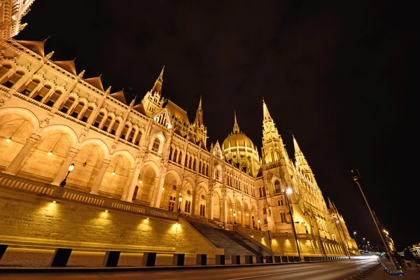 Il pittoresco paesaggio del Parlamento a Budapest, Ungheria — Foto Stock
