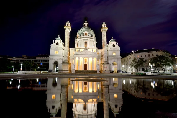 Beautiful landscape with St. Charles's Church (Karlskirche) in V — Stock Photo, Image