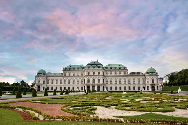 Beautiful landscape with  Belvedere gardens in Vienna, Austria, — Stock Photo, Image