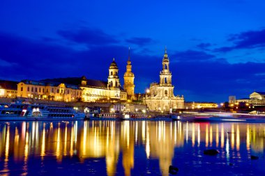 Ismarlayarak olmadığım Elbe Nehri üzerinde eski Dresden