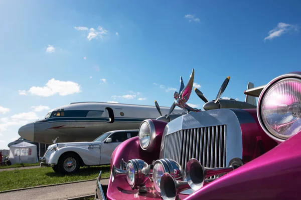 Kyiv, ukraine - 23. April 2016: Oldtimer und Flugzeug auf der — Stockfoto