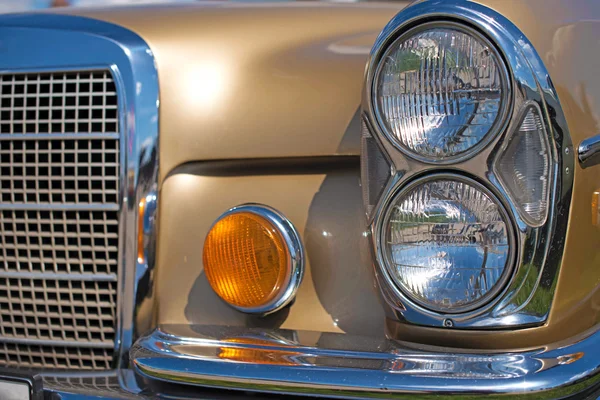 Scheinwerfer Retro-Auto. Jahrgang. (Luxus, Wohlstand, Dur - Konzept) — Stockfoto