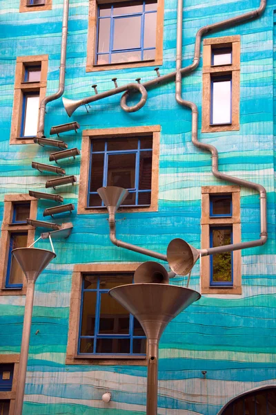 Interessante fasade met buizen gebouw in Dresden, Saksen, — Stockfoto