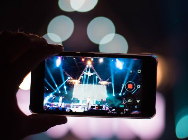Işık efektleri üstünde hareket eden telefon (Gadge bir konserde yansıması